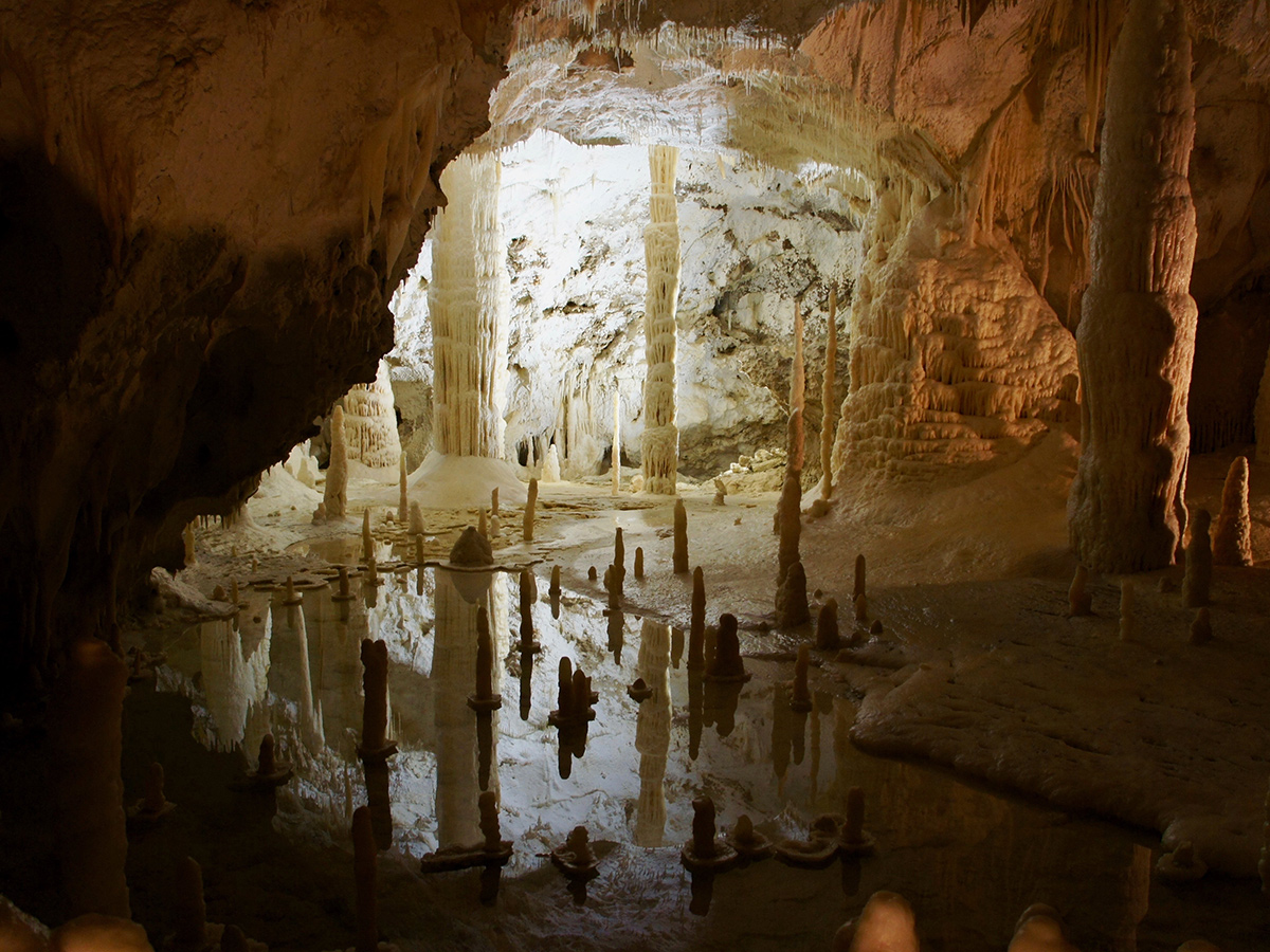 Giorno 4 - Martedì - Visita Guidata delle Grotte di Frasassi e passeggiata a Fabriano