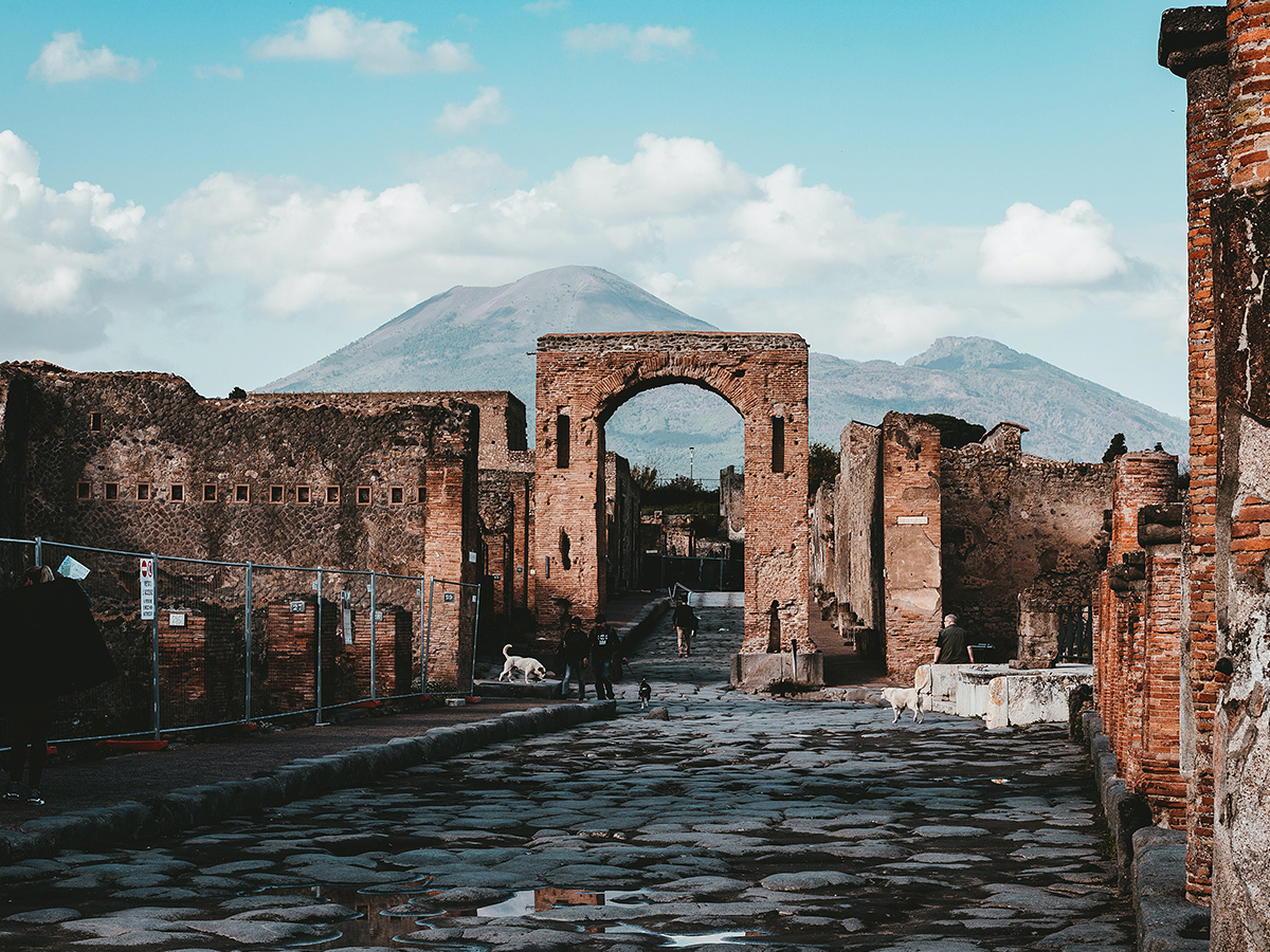 Giorno 4 - Martedì - Partenza da Roma verso Sorrento con visita guidata di Pompei Scavi e Napoli e Degustazione Vini Locali