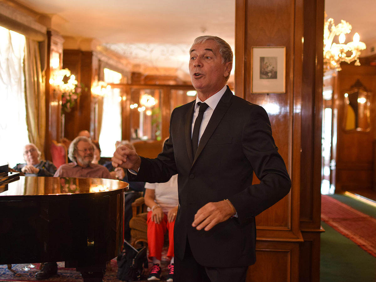 Ore 13.00 - Concerto di musica lirica dal vivo con brindisi di benvenuto presso l'Hotel Forum