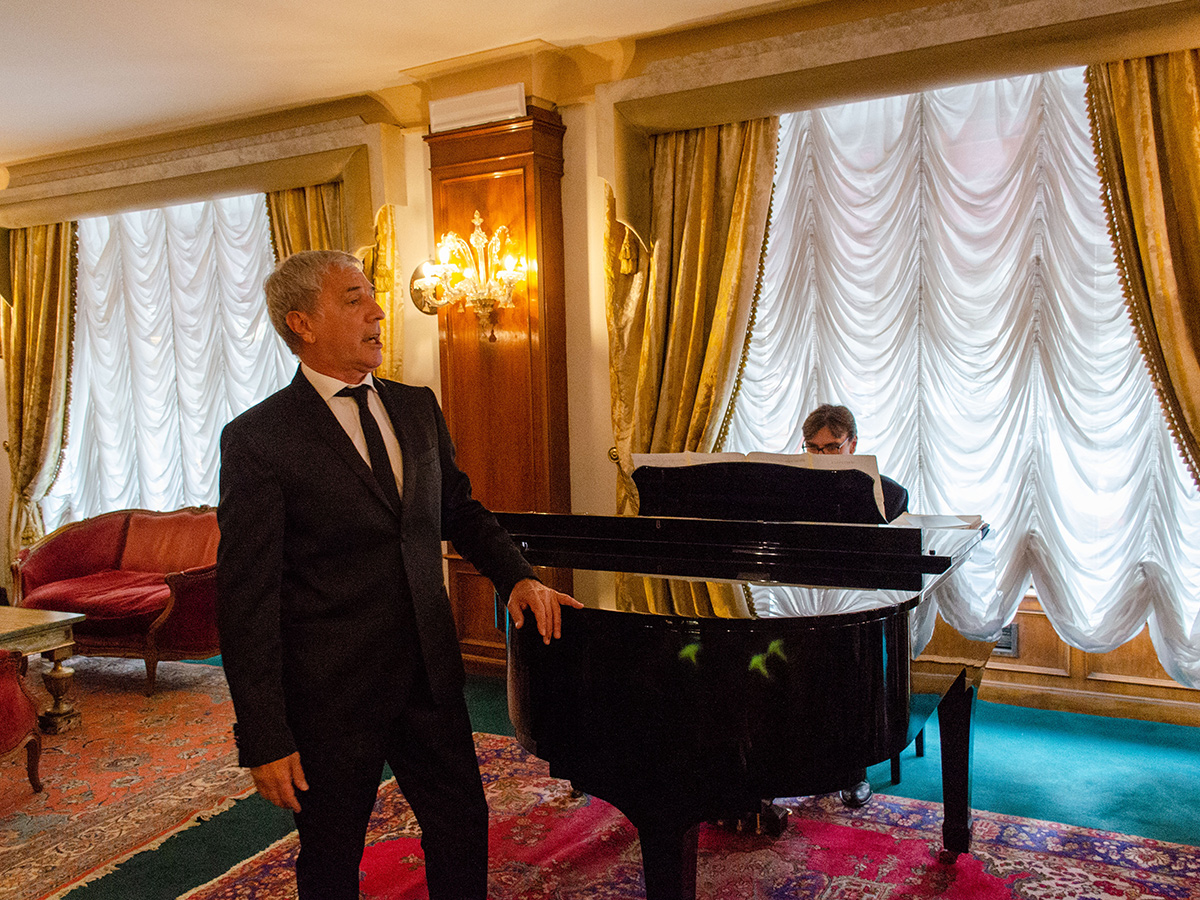 Ore 13.00 - Concerto di musica lirica dal vivo con brindisi di benvenuto presso l'Hotel Forum